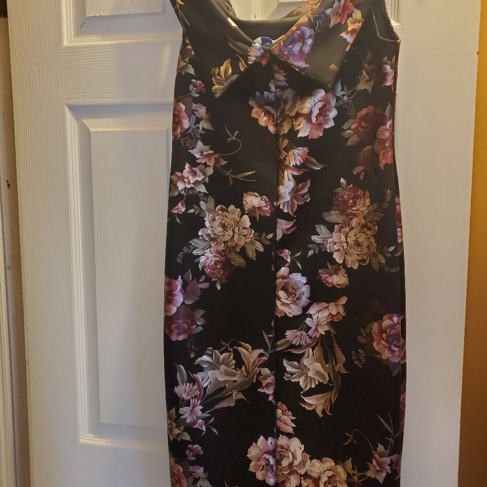 Dresses - Picture 3 of 5